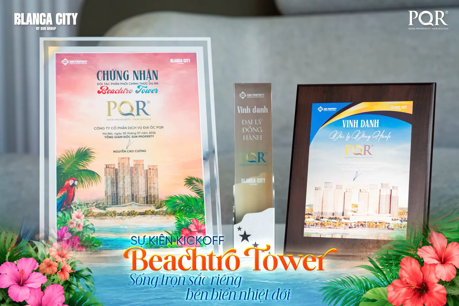 Chứng nhận đối tác phân phối chính thức dự án Beachtro Tower và bảng vinh danh Đại lý đồng hành, trao cho PQR bởi Sun Property tại lễ ra quân ngày 30/07/2026