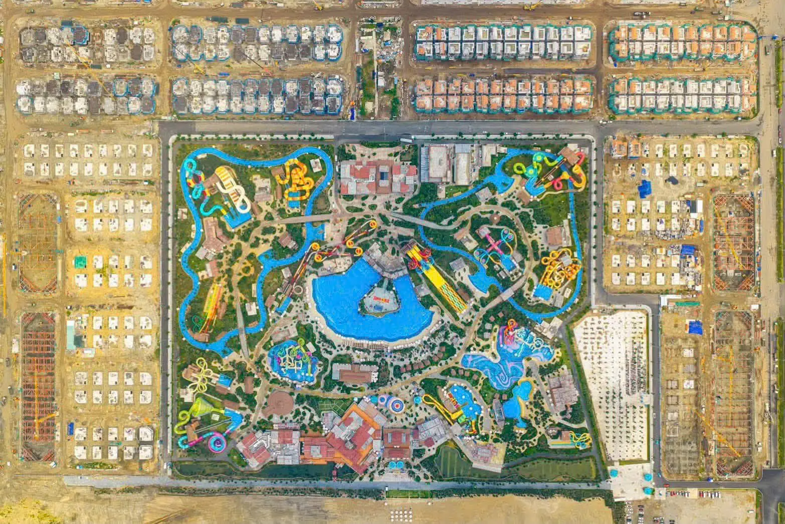 Ảnh chụp toàn khu Blanca City từ trên cao tháng 07/2026, công viên nước Sun World nằm giữa, các lô thấp tầng đã lên mái bao quanh bốn phía